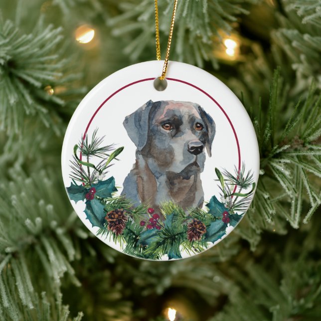 Black Labrador Retriever Evergreen Berry Wreath Keramik Ornament (Baum)
