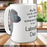 Black Labrador Vater - Vatertag - Hunde Vater Tasse<br><div class="desc">Feiern Sie den Black Lab Vater mit dieser originalen Labrador Vater Tasse . "Jeder Mensch kann ein Vater sein,  aber es braucht jemanden,  der ein Vater von Labrador ist." Ein tolles Geschenk für den Vatertag vom Hund.</div>