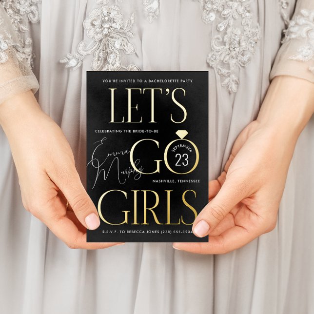 Black Lass Go Girls Junggeselinnen-Abschied Folie Einladungspostkarte (Black and gold foil Let's Go Girls country western bachelorette party invitation)