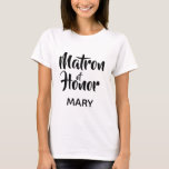 Black Lässig Script Matron of Honor Monogram Fevor T-Shirt<br><div class="desc">Trendy Typografie Monogramm T - Shirt. Dieses moderne und stilvolle Design enthält den Text "Matron of Honor" in lässiger Schrift und ein bearbeitbares Textfeld für einen Namen in eleganten Sans Serif in Schwarz. Sie können dieses Design einfach an Ihren Stil anpassen, indem Sie auf "Anpassen" klicken, um zum Design-Tool zu...</div>