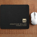 Black Leather Gold Monogram Mousepad<br><div class="desc">Fügen Sie dem Arbeitsbereich mit diesem personalisierten, schwarzen Leder- und Monogramm-Mauspad eine Touch Raffinesse hinzu. Die klassische Blocktypografie und die gebürstete Monogramm-Medaille mit Ihren Initialen machen sie zu einem perfekten Accessoire für Ihre Zuhause oder Ihr Büro. Die glatte Oberfläche und die rutschfeste Unterlage sorgen für optimale Mausleistung, sodass dieses Mauspad...</div>