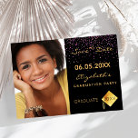 Black lila Confetti Graduation Party Save The Date<br><div class="desc">Eine Foto-Save the Date-Karte für eine Graduiertenparty. vorne: Fügen Sie Ihr eigenes Foto in vertikaler Größe des Absolventen hinzu. Eine schicke schwarze Hintergrundfarbe und lila Konfetti sprinkle. Vorlagen für Namen und Datum. Goldene Buchstaben. Der Name und der Text: Save the Date sind mit einem modernen handgeschriebenen Stilskript geschrieben. Mit einem...</div>