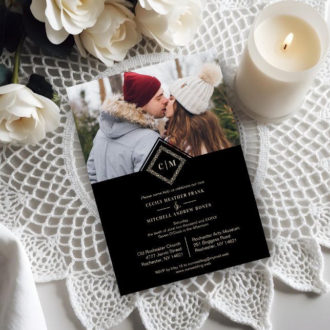 Black Luxury Wedding Initials Ornamental Flourish Magnetkarte (Black Luxury Wedding Initials Ornamental Flourish Diamond Shape Invitation with Envelope. )