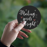 Black Making Spirituosen Schnee Flitter Weihnachte Runder Aufkleber<br><div class="desc">Black Making Spirits Bright Snow Flake Weihnachts Classic Round Sticker . Der Aufkleber hat ein einfaches minimalistisches Design mit MAKING SPIRITS BRIGHT Zitat in einem hübschen typografischen Stil Skript-Schriftart auf einem schwarzen Hintergrund geschrieben. Für jede Anpassung,  kontaktieren Sie mich bitte unter mypaperlove2021@gmail.com</div>