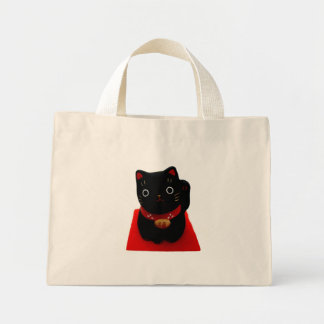 Black Maneki Neko auf einem roten Teppich Mini Stoffbeutel