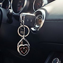 Black-Metal-Schlüsselanhänger mit einem rosa und r Schlüsselanhänger