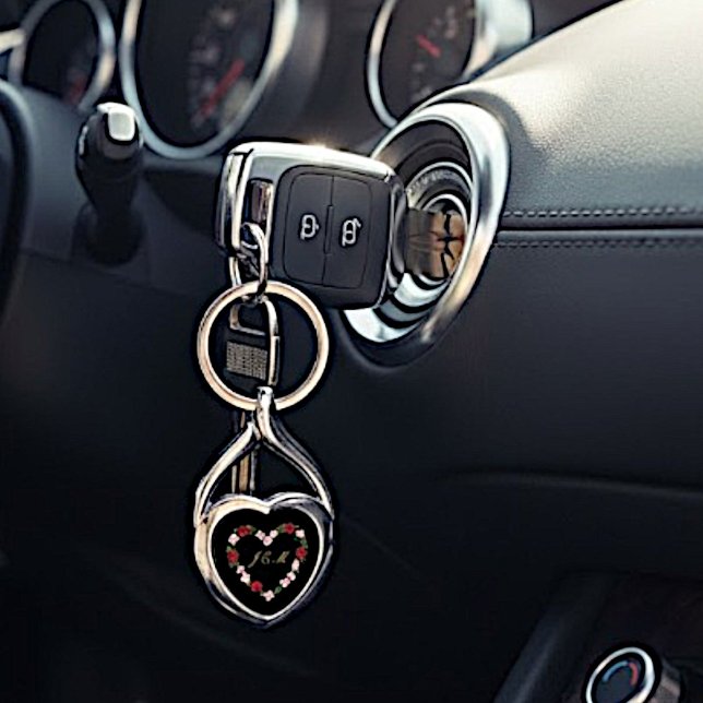 Black-Metal-Schlüsselanhänger mit einem rosa und r Schlüsselanhänger (Von Creator hochgeladen)