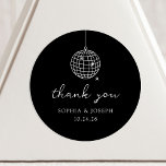 Black Minimalistisch Disco Ball | Hochzeit Runder Aufkleber<br><div class="desc">Diese trendigen und dennoch eleganten,  dunkelschwarzen Hochzeitsaufkleber oder Brautparty-Aufkleber weisen einen modernen und minimalistischen Stil auf,  mit handgeschriebenem,  weißem Drehbuch,  das "Danke" sagt,  sowie klassischem Text. In einer subtilen Abbildung wird ein von Hand gezeichnet Retro-Diskoball dargestellt.</div>