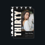 Black Modern Arch Foto 30. Geburtstag Party Einladung<br><div class="desc">Black Modern Arch Foto 30. Geburtstag Party Einladung. Dieses elegante Design verfügt über einen schwarzen Hintergrund,  der in jede beliebige Farbe geändert werden kann,  einen Platzhalter für das Foto,  den Sie einfach mit Ihrer eigenen,  'DRITTEN' in fett serf Schriftart mit Imitaten goldenen Folie in Linie ersetzen können.</div>