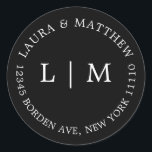 Black Monogram Wedding Runder Aufkleber<br><div class="desc">Moderner und minimalistischer Hochzeitsaufkleber mit Ihren zwei ersten Monogrammen und Ihrer Adresse. Ein schlichtes Design,  das noch immer elegant und stilvoll wirkt. Diese Umschläge sind eine hervorragende Möglichkeit,  um Ihrer Hochzeitssuite eine elegante Touch hinzuzufügen.</div>