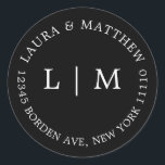 Black Monogram Wedding Runder Aufkleber<br><div class="desc">Moderner und minimalistischer Hochzeitsaufkleber mit Ihren zwei ersten Monogrammen und Ihrer Adresse. Ein schlichtes Design,  das noch immer elegant und stilvoll wirkt. Diese Umschläge sind eine hervorragende Möglichkeit,  um Ihrer Hochzeitssuite eine elegante Touch hinzuzufügen.</div>