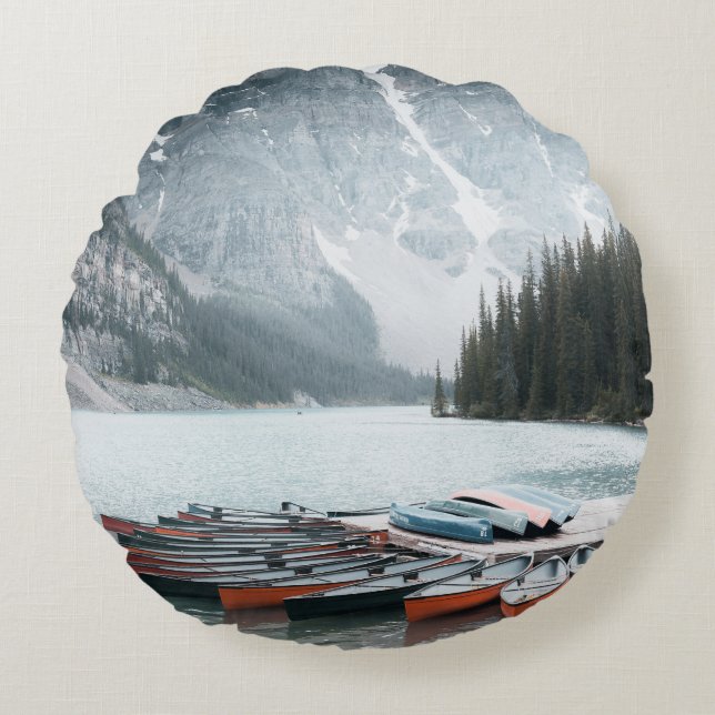 BLACK MOUNTAIN COVERED WITH SNOW UNDER GREY SKY RUNDES KISSEN (Vorderseite)