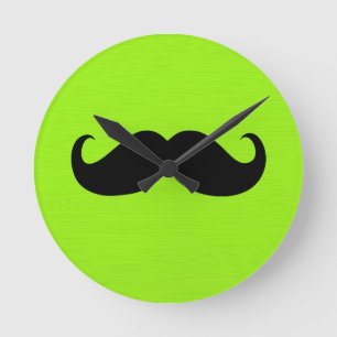 Black Mustache auf grünem Hintergrund Runde Wanduhr