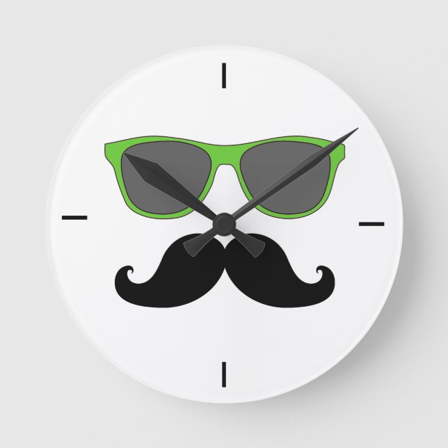 Black Mustache Green Sunglasses Wall Clock Runde Wanduhr (Vorderseite)