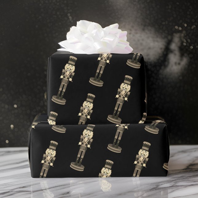 Black Nutcracker Soldier Weihnachtswrapping Paper Geschenkpapier (Von Creator hochgeladen)