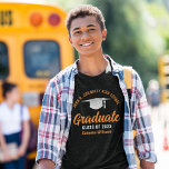 Black Orange Abschluss Personalisiert 2025 Graduat T-Shirt<br><div class="desc">Dieser moderne,  in Orange und Schwarz gehaltene T - Shirt für Senior Graduate verfügt über Ihren High School- oder Uni-Namen für die Klasse 2025. Anpassen mit Ihrem geschlossen Jahr unter der schicken handgeschriebenen Drehbuch-und White-grad-Kappe für große personalisierte Abschluss-T-Shirts.</div>