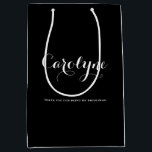 Black Personalisiert Bridesmaid Brautparty Mittlere Geschenktüte<br><div class="desc">Danken Sie Ihren Brautmädchen,  Blume,  Trauzeugin und anderen Brautpartys,  die diese individuell gestaltbare Geschenktasche verwenden. Es zeichnet sich durch eine schwarze Hintergrundfarbe mit weißer moderner Kalligraphie aus.</div>