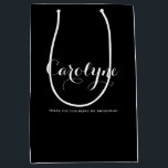 Black Personalisiert Bridesmaid Brautparty Mittlere Geschenktüte<br><div class="desc">Danken Sie Ihren Brautmädchen,  Blume,  Trauzeugin und anderen Brautpartys,  die diese individuell gestaltbare Geschenktasche verwenden. Es zeichnet sich durch eine schwarze Hintergrundfarbe mit weißer moderner Kalligraphie aus.</div>
