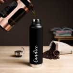 Black Personalisiert Wedding Bridesmaid Trinkflasche<br><div class="desc">Gönnen Sie Ihrer Hochzeitsjury oder Ihrer Trauzeugin diese trendige,  vakuumisolierte Wasserflasche,  die ihren Namen in weißem,  stilisiertem Schrift auf einem soliden schwarzen Hintergrund hat. Stellen Sie die Flasche nach Belieben durch Bearbeiten und Ersetzen des Namens durch Ihren eigenen Namen ein. Wählen Sie Ihre Wasserflasche.</div>