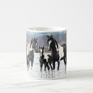 Black Pinto Quarter Pferde Paint Pferde im Schnee Kaffeetasse
