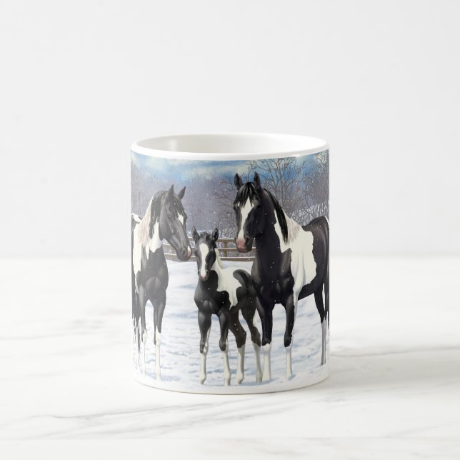 Black Pinto Quarter Pferde Paint Pferde im Schnee Kaffeetasse (Mittel)