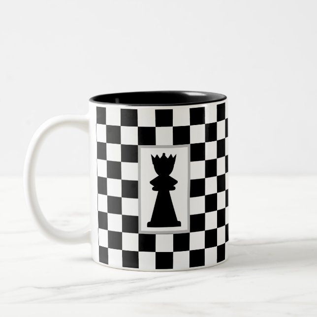 Black Queen on Black & White Schach Zweifarbige Tasse (Links)