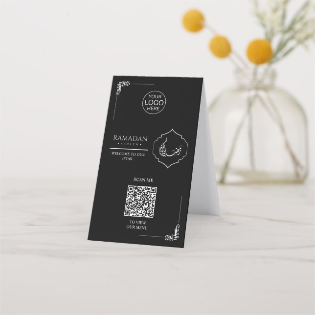 Black Ramadan QR Code Table Tent | Iftar Menu Sign Treuekarte (Vorderseite)