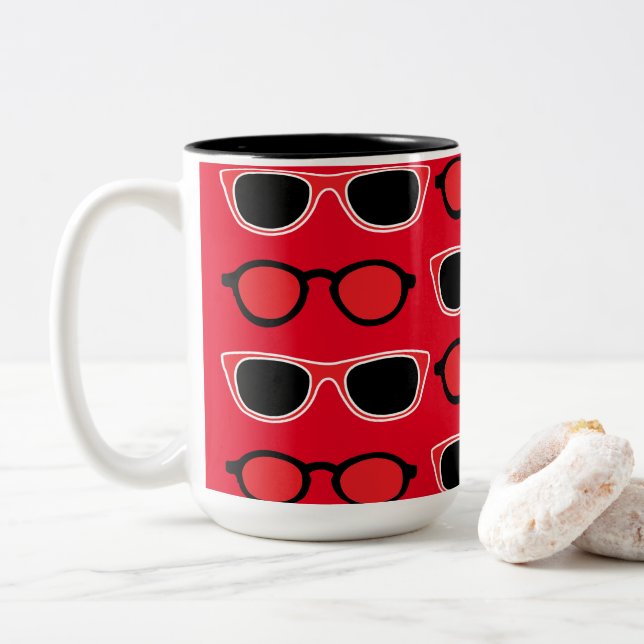 Black Red Sunglasses Pattern Zweifarbige Tasse (Mit Donut)