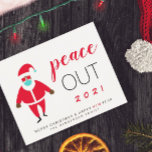 Black Santa Peace Out 2021 Funny Christmas Holiday<br><div class="desc">Eine preisgünstige und lustige Weihnachts- und Neujahrskarte, die das bis 2021 feiert. Ein cooler Retro-Stil schwarzer Weihnachtsmann trägt in lustiger Typografie eine Gesichtsmaske, die neben "Peace Out 2021" stehend ist. Der Gruß wünscht ein "frohes Weihnachtsfest & Happy New Year" mit "neu" in rot, um das begrüßte neue Jahr zu betonen....</div>