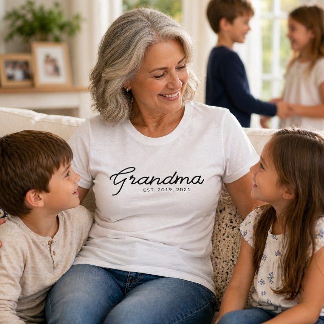 Black Script Oma gegründet T-Shirt (Von Creator hochgeladen)