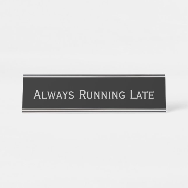 Black Silver 'Always Running Late' Funny Puff Schreibtischnamensplakette (Vorderseite )