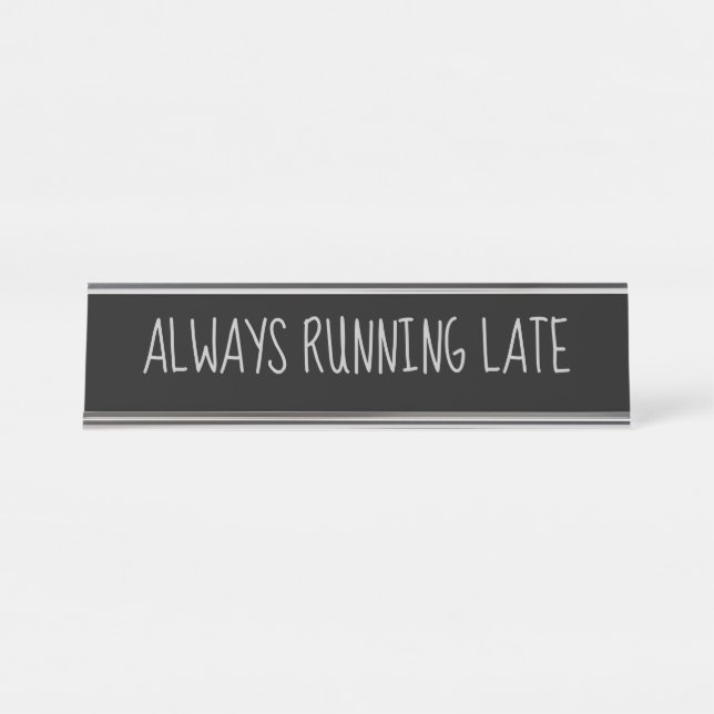 Black Silver 'Always Running Late' Funny Puff Schreibtischnamensplakette (Vorderseite )