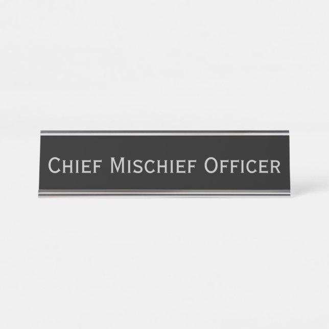 Black Silver 'Chief Mischief Officer' Funny Pun Schreibtischnamensplakette (Vorderseite )