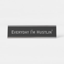 Black Silver 'Everyday I m Hustlin' Funny Pun Schreibtischnamensplakette