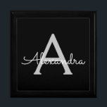 Black Silver Modern Script Girl Monogram Name Erinnerungskiste<br><div class="desc">Einfache,  schwarze und silberne Skriptsprache Monogram Name Juwelry Keepake Box. Dies macht den perfekten Abschluss,  Geburtstag,  Hochzeit,  Brautparty,  Jubiläum,  Babydusche oder Junggeselinnen-Abschied Geschenk für jemanden,  die Lieben glamourösen Luxus und schicke Stile.</div>