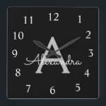 Black Silver Modern Script Girl Monogram Name Quadratische Wanduhr<br><div class="desc">Silver und Black Script Monogram Name Clock. Das macht den perfekten 16 Geburtstag,  Hochzeit,  Brautparty,  Jubiläum,  Babydusche oder Junggeselinnen-Abschied Geschenk für jemanden,  der Lieben glamourösen Luxus und schicke Stile.</div>