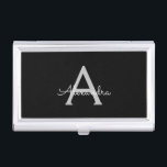 Black Silver Modern Script Girl Monogram Name Visitenkarten Dose<br><div class="desc">Einfache Script-Monogramm Name-Visitenkartenhalter Schwarz und Silber. Das macht den perfekten 16 Geburtstag,  Hochzeit,  Brautparty,  Jubiläum,  Babydusche oder Junggeselinnen-Abschied Geschenk für jemanden,  der Lieben glamourösen Luxus und schicke Stile.</div>