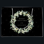 Black Snowberry Eukalyptus Christmas/Holiday Große Geschenktüte<br><div class="desc">Elegante,  schwarze Weihnachts-/Feiertagsgeschenktüte mit persönlicher Nachricht und Namen. Mit einem Kranz aus handgemalten Snowberries und Eukalyptus. Der gesamte Text ist vollständig editierbar,  sodass Sie den Schriftart leicht ändern können. Verschiedene Taschen in verschiedenen Größen und Koordinatensets in meinem Geschäft verfügbar.</div>