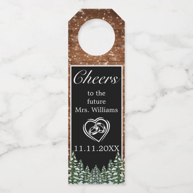 Black Snowy Wood & Forest Cheers Brautparty Flaschenanhänger (Vorderseite)