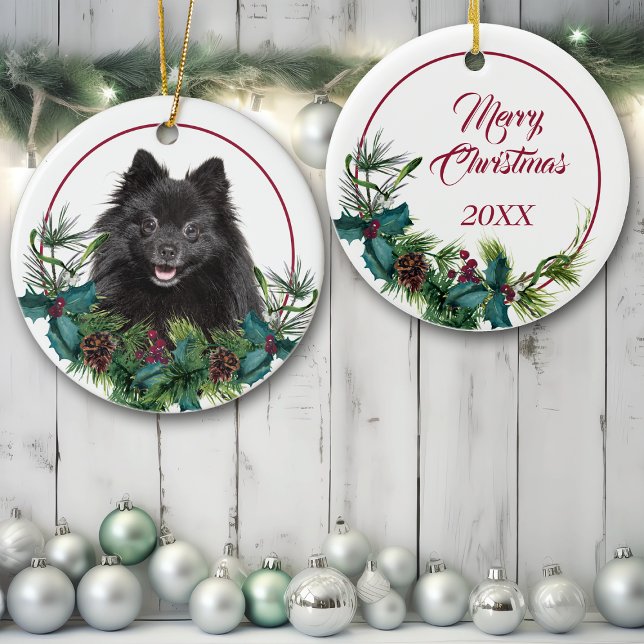 Black Spitz Dog Evergreen Berry Wreath Keramik Ornament (Von Creator hochgeladen)