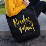 Black Strips Imitats Gold Pinselspitze Bridesmaid<br><div class="desc">Personalisierte Bridesmaid Tote-Tasche mit dem Wort "Bridesmaid" in den Imitaten goldenes trendiges Pinselskript vor einem schwarzen Streifen Hintergrund, das perfekt für Ihre Brautjungfrau ist, um ihre Gegenstände zu tragen. Karo den passenden Make-up-Sack hier https://www.zazzle.com/black_stripes_faux_gold_brush_script_bridesmaid_cosmetic_bag-223876160979955152 Personalisiere ihn durch Ersetzen des Platzhaltertextes. Für weitere Optionen, wie zum Beispiel den Schriftart zu ändern...</div>