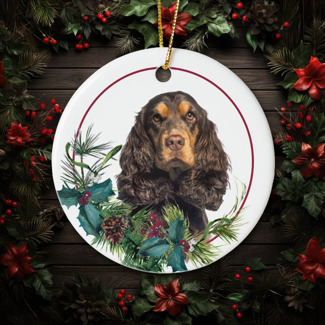 Black Tan Cocker Spanel Evergreen Berry Wreath Keramik Ornament (Von Creator hochgeladen)
