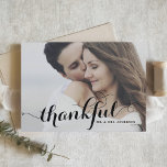 Black Thankful Modern Calligraphy Foto Wedding Dankeskarte<br><div class="desc">Zeigen Sie Ihre Wertschätzung stilvoll mit unserer eleganten, anpassbaren Foto Hochzeit Dankeschön-Karte, die das Wort "dankbar" in atemberaubender moderner Kalligrafie hervorhebt. Diese Karte verbindet persönliche Touchs mit einem raffinierten Design und ist somit der ideale Weg, um Ihren Gästen zu danken. Personalisieren Sie die Karte mit Ihrer einzigartigen Danksagung Nachricht. Sie...</div>
