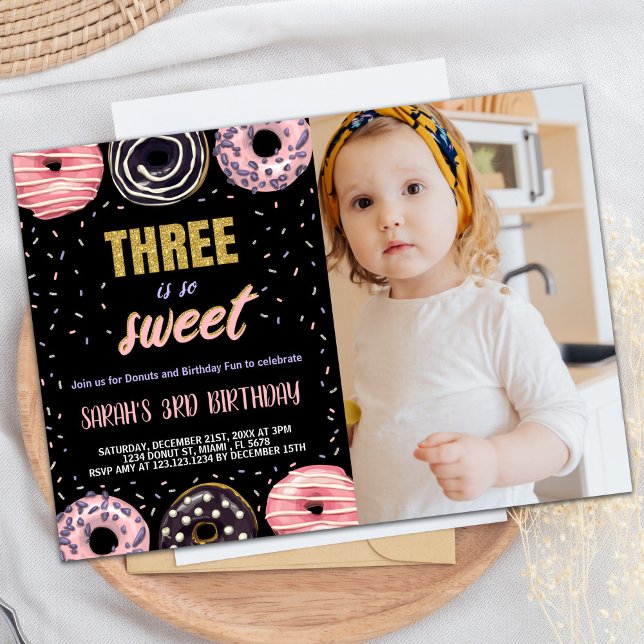 Black Three ist Sweet Foto Donut Birthday Einladung (Black Three is Sweet Photo Donut Birthday Invitation)