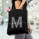 Black Trendy Modern Script Name Monogram<br><div class="desc">Personalisierte elegante Black Trendy Moderne Skriptname Monogram Tote Bag. Mit dieser schicken Tasche können Sie Ihren Alltag mit einer Touch an Eleganz bereichern. Diese Tasche mit einem schlichten, grauen, auf einem knusprigen schwarzen Hintergrund zentrierten Erststück und einem sauberen und modernen Design auf beiden Seiten verbindet Eleganz mit Praxisnähe. Diese Tasche...</div>