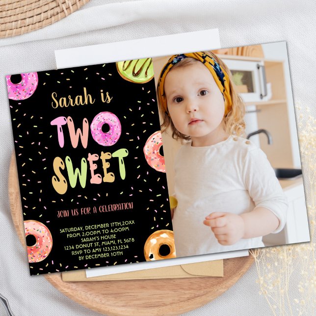 Black Two Sweet Pastel Foto Donut Birthday Einladung (Black Two Sweet Pastel Photo Donut Birthday Invitation)