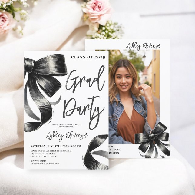 Black Watercolor Coquette Bow Abschluss Foto Einladung (Black Watercolor Coquette Bow Graduation Photo Invitation)