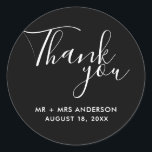 Black Wedding Vielen Dank Gastgeschenk Hochzeit Runder Aufkleber<br><div class="desc">Gastgeschenk Hochzeit Aufkleber in Schwarz-Weiß. Danken Sie Ihren Hochzeitsgästen mit diesen personalisierten Hochzeitsaufklebern in einem wunderschönen Script-Schriftart,  der lautet: Danke. Personalisieren Sie mit Ihren Namen und Hochzeitstermin.</div>