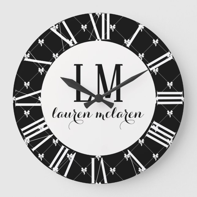 Black & White Bow Monogram Große Wanduhr (Vorderseite)