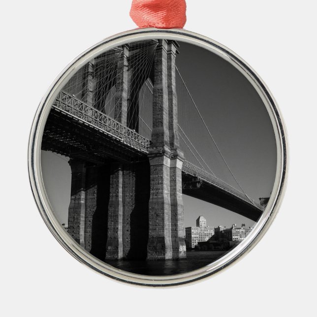 Black & White Brooklyn Bridge Ornament Aus Metall (Vorne)